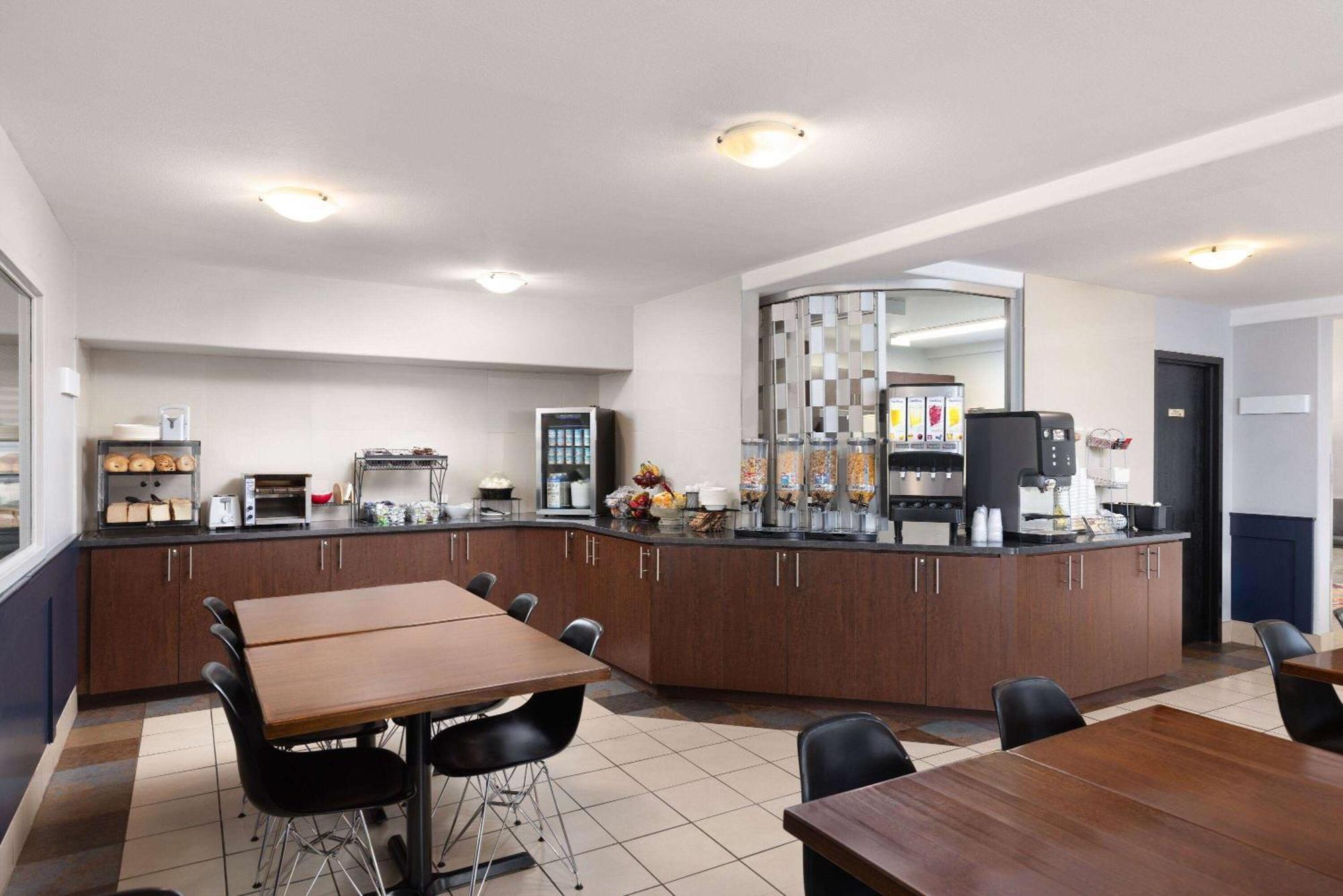 Super 8 By Wyndham St-Jerome Saint-Jerome Exterior foto